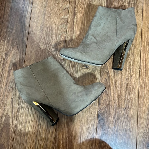 Size 8 Shoe lot - Picture 2 of 9